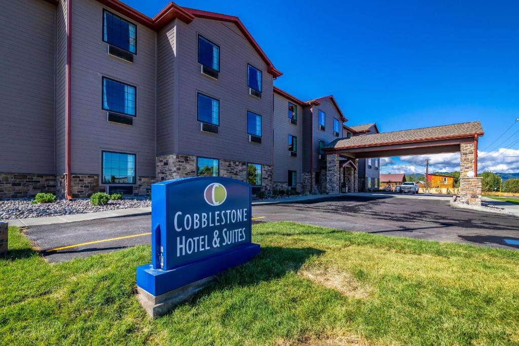 Cobblestone Hotel & Suites